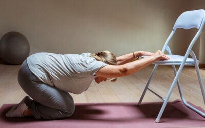 Yoga en silla para adultos mayores: ejercicios simples para ganar fuerza y equilibrio