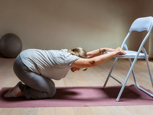 Yoga en silla para adultos mayores: ejercicios simples para ganar fuerza y equilibrio Imagen32538D 1