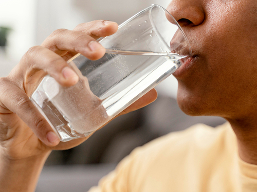 ¿Qué pasa si bebo agua sin tener sed? Imagen33436D
