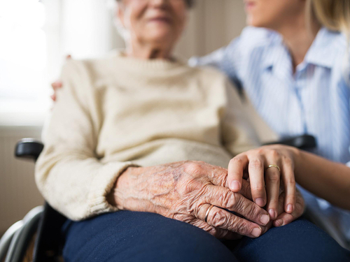 6 consejos para ayudar a un adulto mayor a sobrellevar una enfermedad Imagen33695D