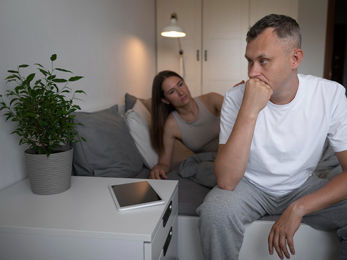 Sentirse solo en pareja, ¿por qué ocurre y cómo recuperar la conexión emocional? Imagen33710D