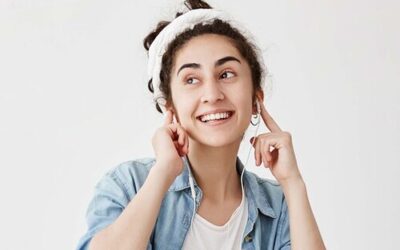 Los auriculares están dañando el oído de los jóvenes: la sordera que empieza sin que te des cuenta