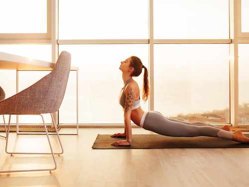 Estiramiento activo al despertar: movimientos suaves para soltar piernas y espalda Imagen34461D
