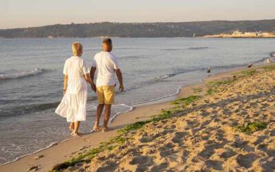 No es nadar ni pasear: el ejercicio de playa que fortalece tus músculos después de los 60 años