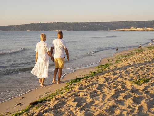 No es nadar ni pasear: el ejercicio de playa que fortalece tus músculos después de los 60 años Imagen34563D