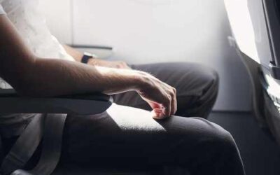 Ni quitarse los zapatos ni caminar constantemente: así puedes reducir el riesgo de trombosis en un vuelo