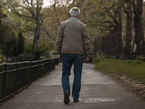 Un movimiento simple puede fortalecer las piernas para prevenir caídas y se relaciona con mayor longevidad Imagen35047D